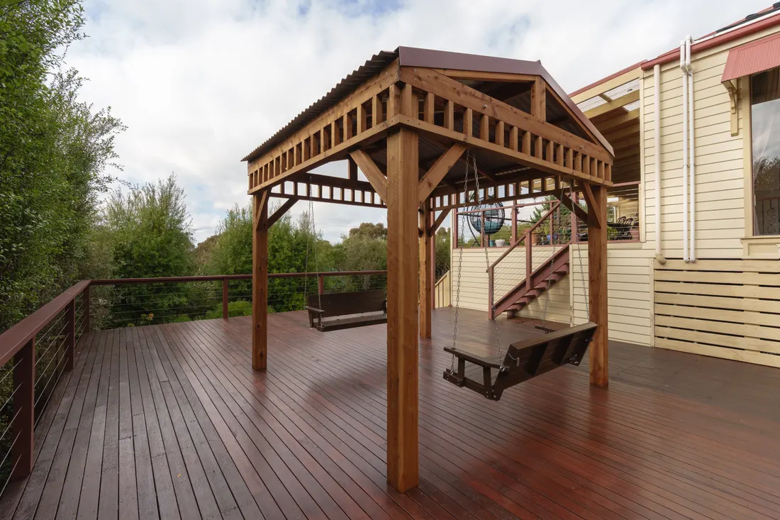 Merbau deck and pergola beside the home by MNA Builds